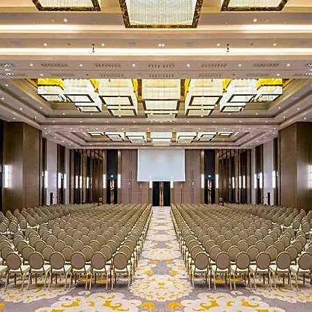 Hilton Mall Of מלון